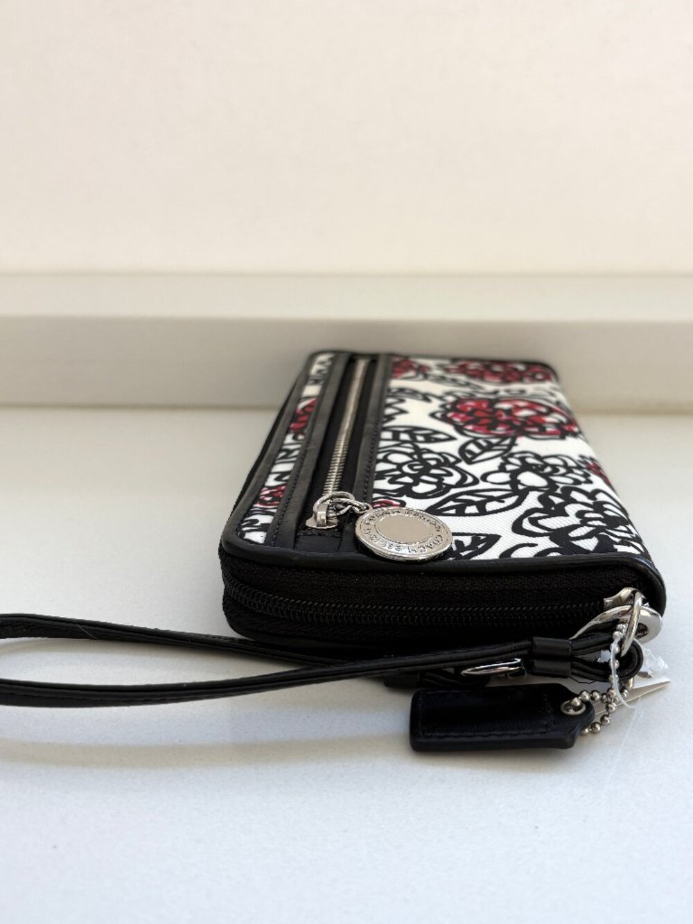 Coach Daisy Floral Graffiti Zip Wallet Large Wristlet 44977 Black & White NEW - Picture 8 of 8